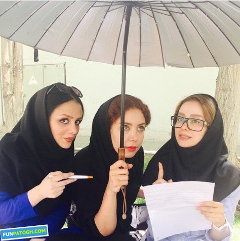 الناز حبیبی در دانشگاه کنار همکلاسی هایش